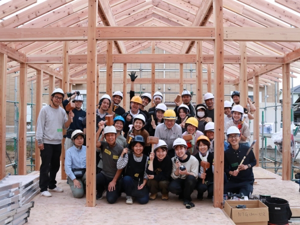 建て方に参加したボランティアのメンバー