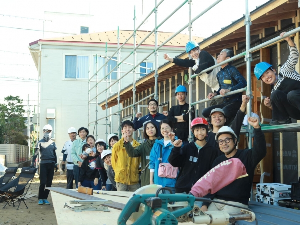 建て方に参加したボランティアのメンバー