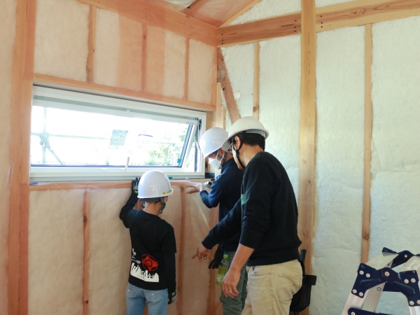 壁内の断熱・気密の施工も試行錯誤しながら沼田さんたちを中心に進めた