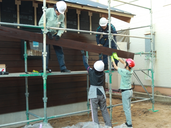 壁内の断熱・気密の施工も試行錯誤しながら沼田さんたちを中心に進めた