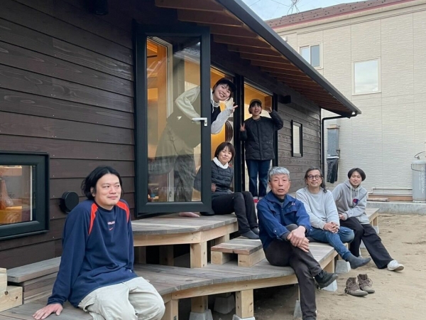 竣工間もなくの沼田さんのご実家。ご家族と設計監理を担当した野田慎治さん（左端）、コンストラクションマネージャーの田中順也さん（右から2番目）（写真：以降すべてVUILD）