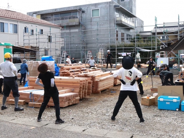 竣工に向け、多くのボランティアがともに作業する様子。Co-Buildは地域の人が関わる集会所などにも適用できそうだ