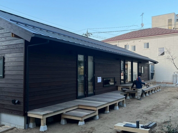 家の中央に位置する広々としたLDK。写真右にキッチン、左奥には小上がりがある