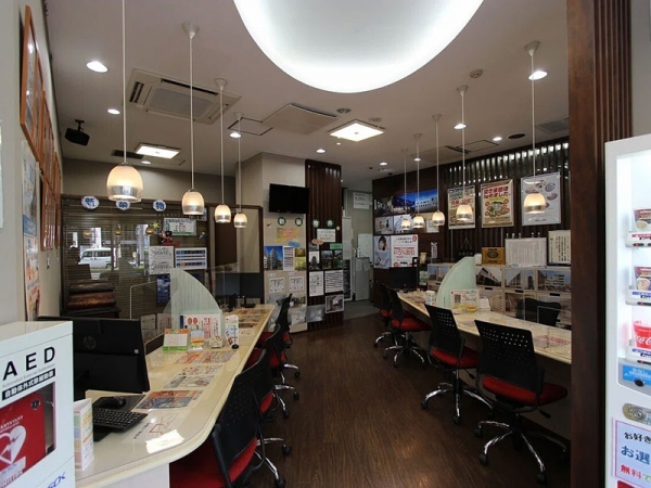 相談用のカウンターにずらりと椅子が並ぶ店内。場所柄、もともと賃貸部門では学生賃貸の仲介を多く手がけていたため、春先には国内外問わずたくさんの学生が訪れるそうだ