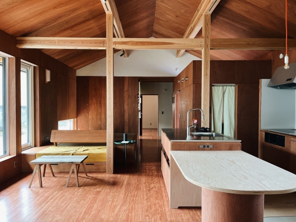 家の中央に位置する広々としたLDK。写真右にキッチン、左奥には小上がりがある