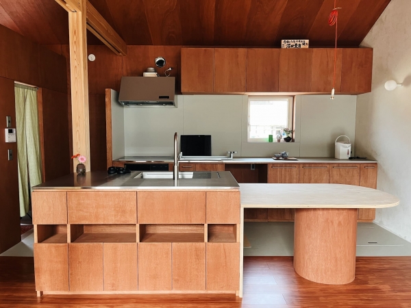 家の中央に位置する広々としたLDK。写真右にキッチン、左奥には小上がりがある