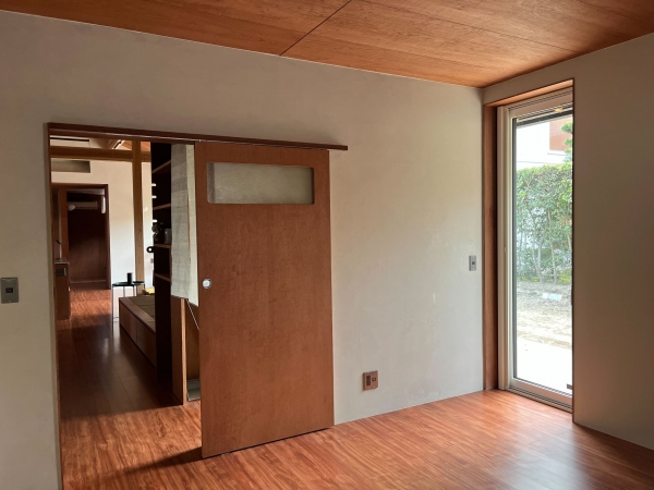 家の中央に位置する広々としたLDK。写真右にキッチン、左奥には小上がりがある