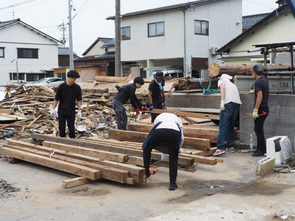 既存の住宅を解体し、使用可能な古材をレスキューする作業の様子