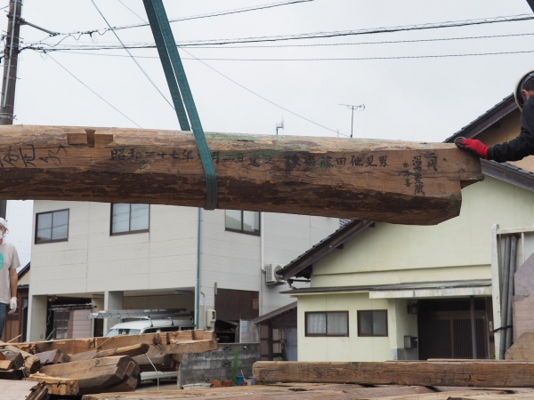 既存の住宅を解体し、使用可能な古材をレスキューする作業の様子