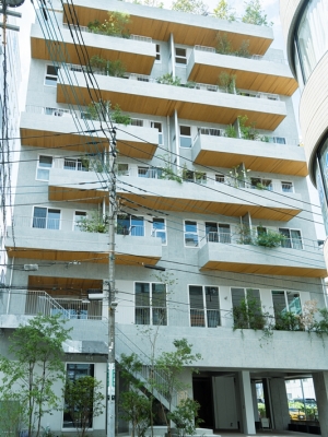 周辺の他の建物と異なり、バルコニーにはさまざまな植物。１階にも溢れんばかりの緑が（写真提提供/bonvoyage株式会社）