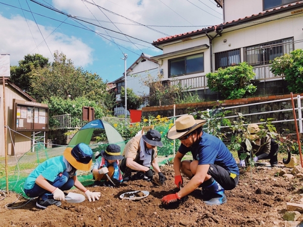 さかのうえんのひとつ、中新町ヒルズで平山さん（右）と一緒に活動をする溝上由紀さん（写真提供/長崎都市・景観研究所　以下null）