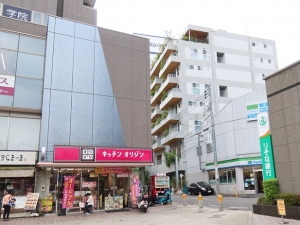 駅前広場から見たkinone（写真右側奥の緑がみえるビル）。駅に近い一等地である（筆者撮影）