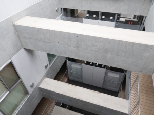 住戸は中央の吹き抜けを囲むように配されている（筆者撮影）