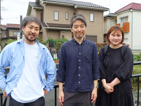 駅前広場から見たkinone（写真右側奥の緑がみえるビル）。駅に近い一等地である（筆者撮影）
