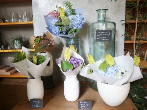 kinoneで花を見かけ、それを機に農に対しても関心を持ってもらえればと秋田さん。kinoneは地域を知る１歩目の場所なのだ（筆者撮影）