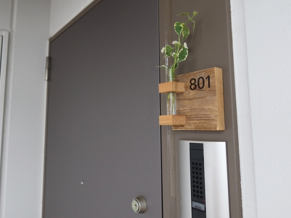 リビングからはバルコニーの植栽が楽しめるようになっている（写真提供/bonvoyage）