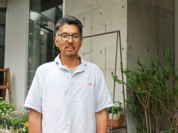 周辺の他の建物と異なり、バルコニーにはさまざまな植物。１階にも溢れんばかりの緑が（写真提提供/bonvoyage株式会社）