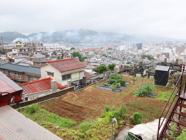 長崎市は中心部の一部だけが平坦な土地で、マンションはそこに集中している（筆者撮影）