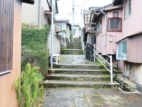 中心部から山側へ向かうとこうした階段と坂が延々と続く場所も（筆者撮影）