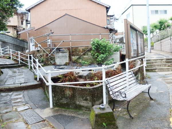 中心部から山側へ向かうとこうした階段と坂が延々と続く場所も（筆者撮影）