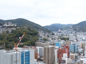 長崎市は中心部の一部だけが平坦な土地で、マンションはそこに集中している（筆者撮影）