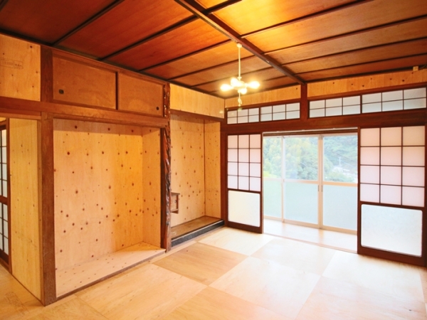 １軒目の贈与型賃貸住宅のリビング。清潔感があり、使いやすそう（写真提供/明生興産）