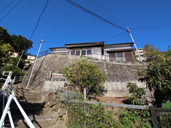 ずっと不動産一筋、建築は実践の中で身につけてきたという尾上さん（編集部撮影）