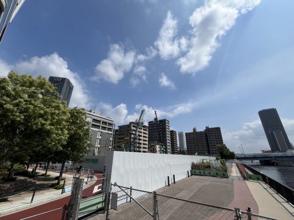 正面：パークタワー勝どきサウス、パークタワー勝どきミッド　※2025年6月撮影