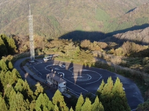 石川県の実験検証施設。30メートル超えの鉄塔を建設し、落ちた雷からデータ採取を行っている（提供：エスヨン）