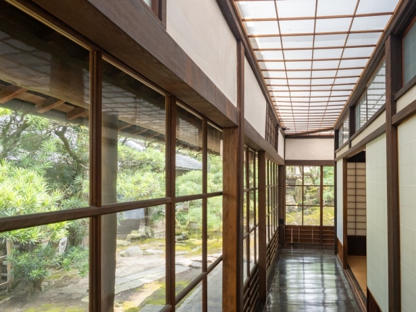 主屋の広縁には天井に明かり取りが設けられている。ガラスは明治時代のものがそのまま残っており、よく見るとガラス表面がわずかに波打っており、当時のガラス製造の技術が分かる