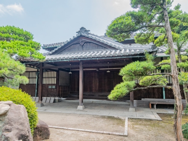 旧野﨑家住宅から約100m東に所在する別邸には、かつて大宴会堂・集会場として使用された「迨暇堂」がある。迨暇堂は登録有形文化財になっている