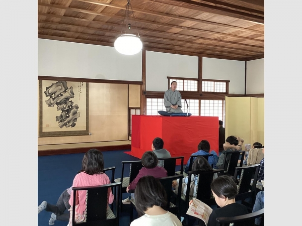 旧野﨑家住宅から約100m東に所在する別邸には、かつて大宴会堂・集会場として使用された「迨暇堂」がある。迨暇堂は登録有形文化財になっている