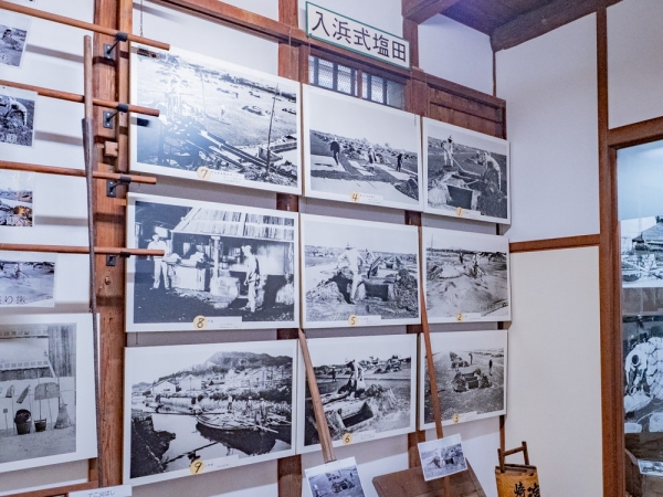 第1展示館に展示されている、入浜式塩田の写真