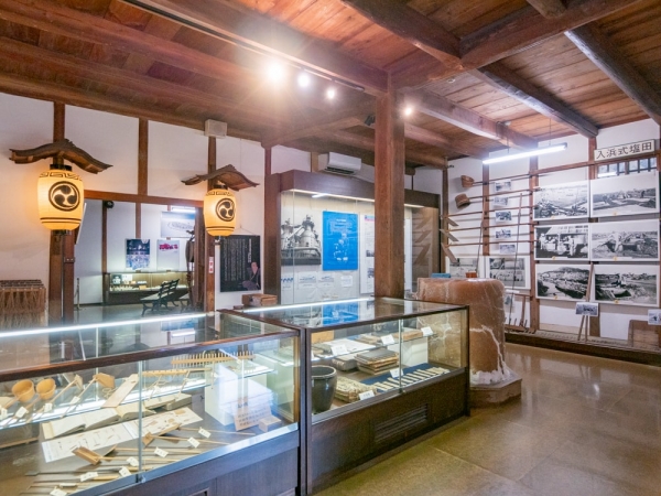 第1展示館に展示されている、入浜式塩田の写真