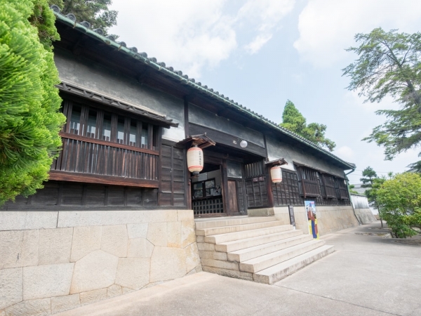 旧野﨑家住宅の全体図。敷地面積は約3000坪、建物の延床面積は約1000坪という広大さ