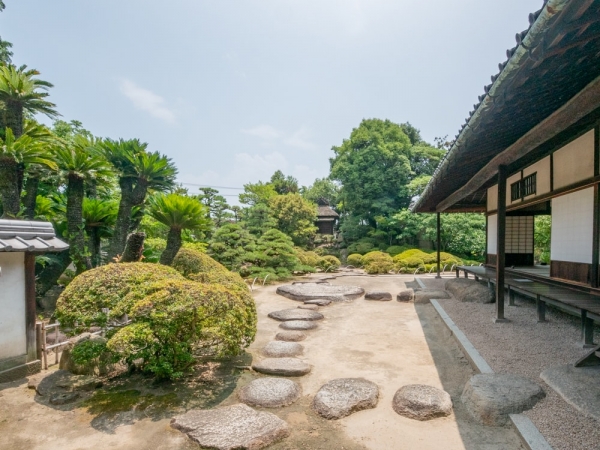 表書院前に広がる庭園