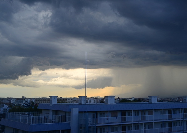 プロテクト機能付きの電源タップ。量販店やオンラインショップなどで手軽に購入できる