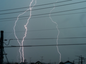 異常気象とともに高まる雷の脅威。ピークは8月。