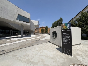 ローマ国立21世紀美術館（MAXXI）の庭に置かれたカプセル。2025年6月撮影（写真：宮沢洋）