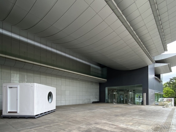 ありし日の中銀カプセルタワービル。2021年夏に撮影（写真：宮沢洋）