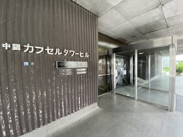 窓は二重窓になっていて、内側は室内側に開くが、外側は開かない。内側の開閉窓は、内蔵された円形の日よけを操作するためのもの。上の住戸とは異なる住戸（前田達之氏が所有）で撮影（写真：宮沢洋）