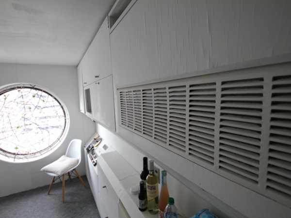 カプセル内。中銀カプセルタワービル保存・再生プロジェクト代表を務めた前田達之氏が所有する住戸内を2019年に撮影したもの（下の写真も）（写真：宮沢洋）