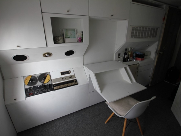 カプセル内。中銀カプセルタワービル保存・再生プロジェクト代表を務めた前田達之氏が所有する住戸内を2019年に撮影したもの（下の写真も）（写真：宮沢洋）