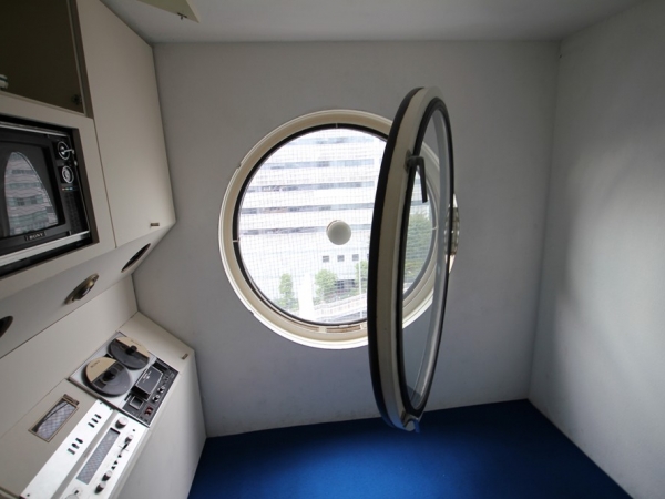 窓は二重窓になっていて、内側は室内側に開くが、外側は開かない。内側の開閉窓は、内蔵された円形の日よけを操作するためのもの。上の住戸とは異なる住戸（前田達之氏が所有）で撮影（写真：宮沢洋）