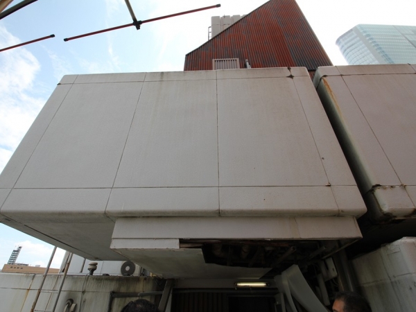 上部のカプセル。カプセル同士は接していないが、隙間が狭いため、実際に取り外して交換することは困難な状態だった。2019年に撮影（以下の写真も）（写真：宮沢洋）