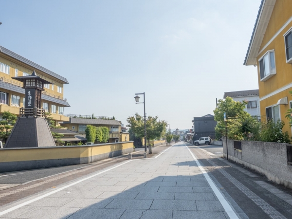 現在の湯郷温泉街の町並み。メインとなる通りは石畳の道にリニューアルされている