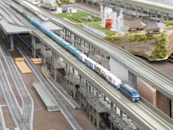 鉄道ジオラマは非常に繊細でリアリティーのある造形