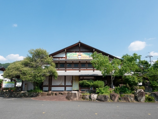 現代玩具博物館・オルゴール夢館の外観。湯郷温泉観光案内所の敷地内にある