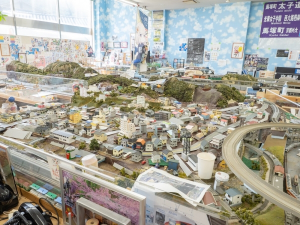 湯郷の町並みを再現したジオラマへのリニューアル作業が着々と進んでいる