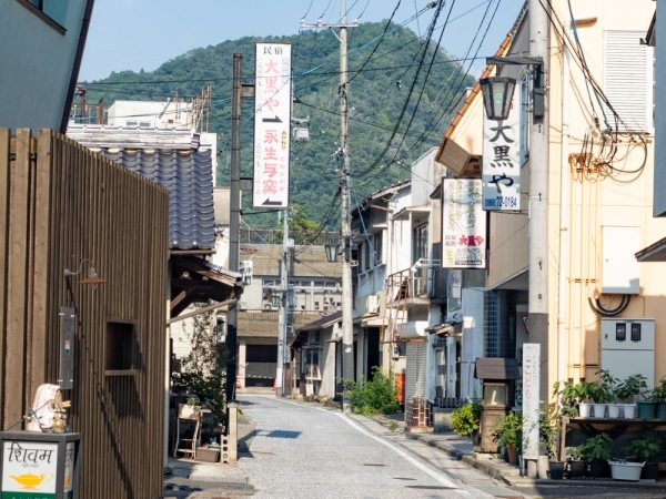 現在の湯郷温泉街の町並み。メインとなる通りは石畳の道にリニューアルされている